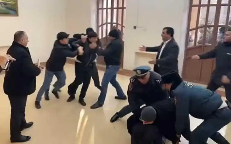 Փարաքարի աւագանիի նիստը մեկնարկեց քաշքշուկով ու ծեծկռտուքով. (Տեսանիւթ)