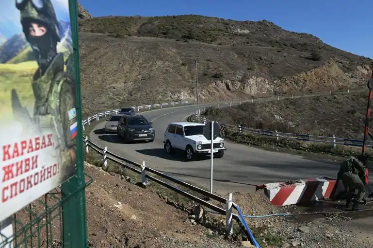 500 ինքնաշարժ եւ 2000 մարդ. Ռուս խաղաղապահները կը շարունակեն ապահովել  մարդոց մուտքը  Արցախ