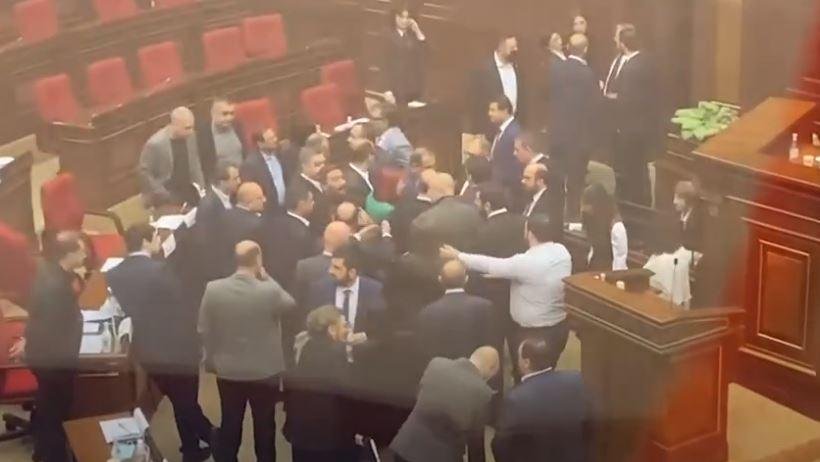 Միջադէպ Ազգային ժողովի դահլիճէն ներս (Տեսանիւթ)