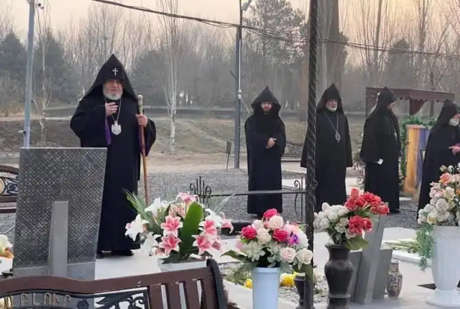 Ամենայն Հայոց Կաթողիկոսը այցելած է Եռաբլուր