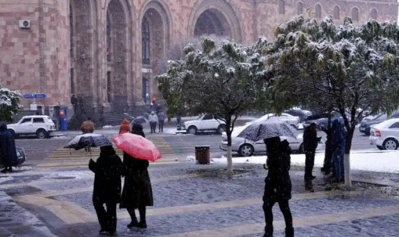 Երեւանի մէջ թեթեւ ձիւնաթափ