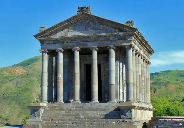 Գառնին որպէս «աստուածներ»ու ժառանգութիւն