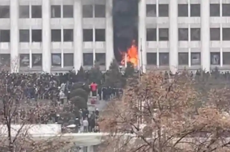 Ալմա Աթայի մէջ կը թէժանայ. Ներխուժած են քաղաքապետարանի շէնք եւ հրդեհած զայն 