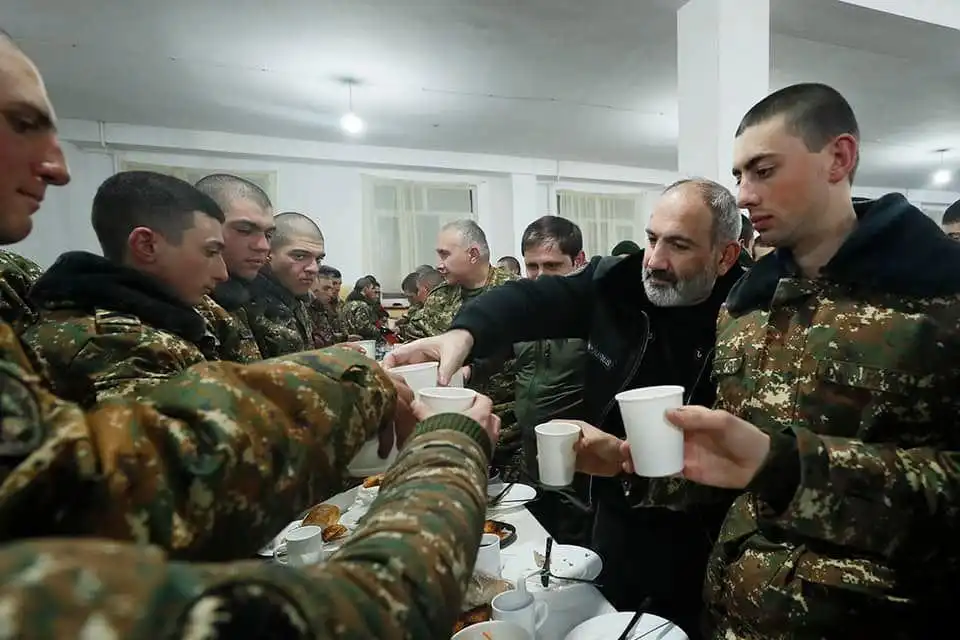 Ամանորի նախաշեմին Փաշինեան այցելած է մարտական դիրքեր 