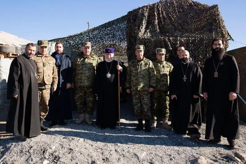 Աﬔնայն Հայոց Կաթողիկոսն այցելեց մարտական դիրքեր    	