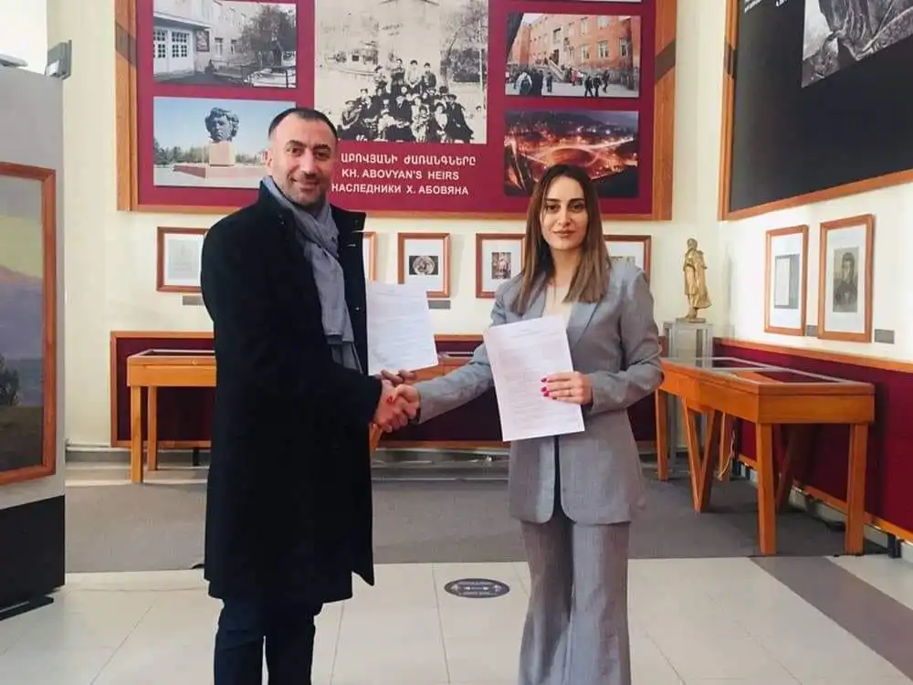 Հուշագիր՝ Աբովյանի անունը կրող հաստատությունների միջեւ