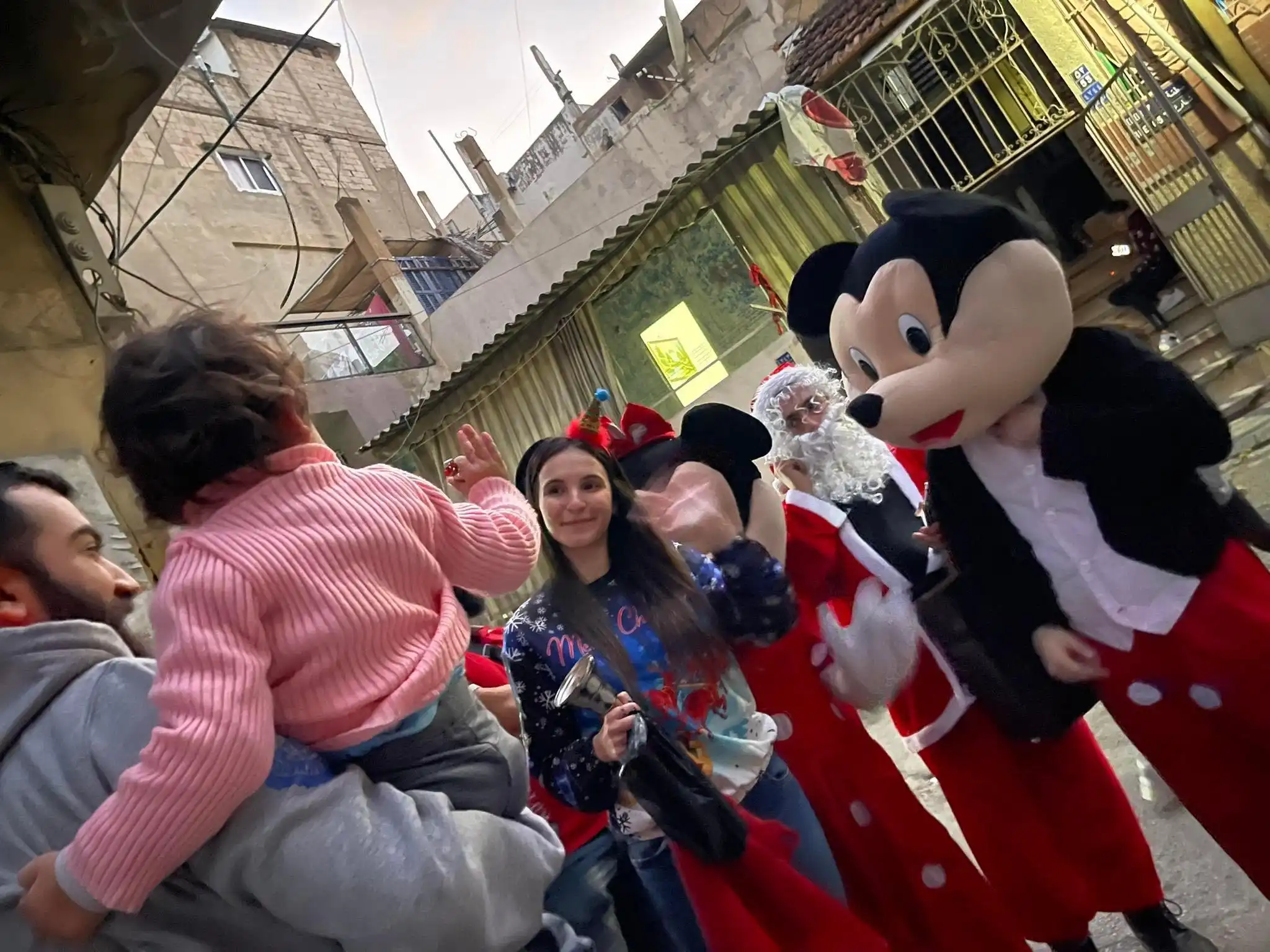 Պէյրութի մէջ. տօներուն առթիւ. 40 Կարիքաւոր պատանիներ նուրէրներ ստացան 