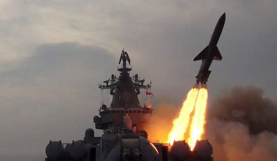 Եմէնի հուսիները հարուածած են ամերիկեան ռազմանաւը