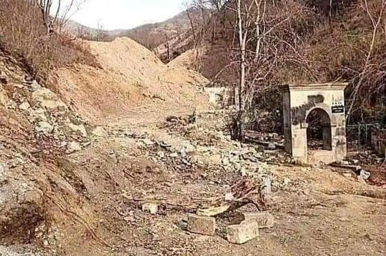 Ատրպէյճանն աւերած է Արցախի Թթու ջուր կոչուող տարածքին մէջ կանգնեցուած խաչքար-յուշաղբիւրը