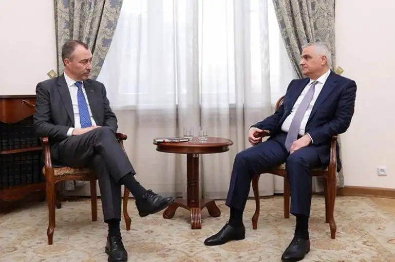 Թովիօ Քլար- Մհեր Գրիգորեան քննարկում