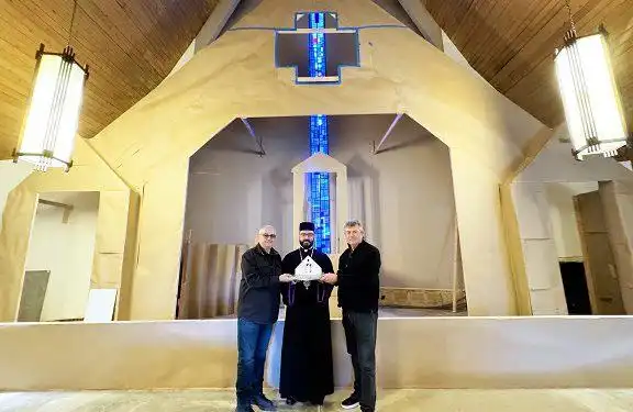 ԱՄՆ-ի մէջ. Գերշ. Տ. Թորգոմ   եպս. կը հետեւի Քրեսենթա հովիտի Սրբոց Հրեշտակապետաց եկեղեցւոյ  կանգման  աշխատանքներուն 