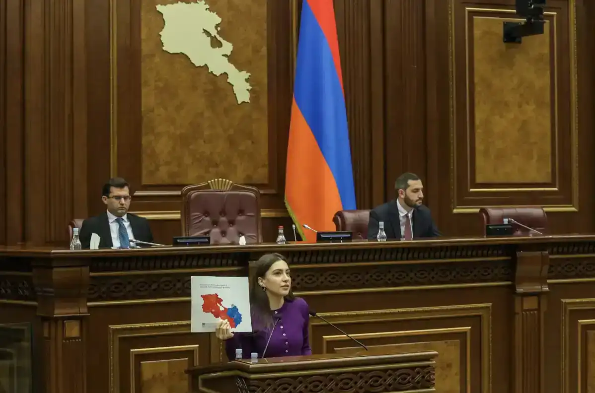 «Քարտէզային» վէճեր ԱԺ–ի մէջ. Մկրտչեանը փակցուց Արցախի քարտէզը