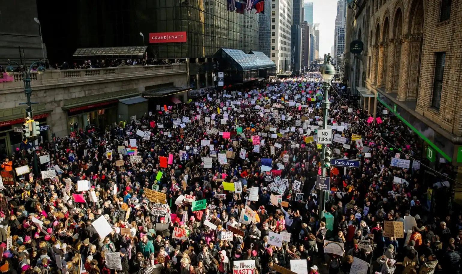 Նիւ Եորքի մէջ հազարաւոր մարդիկ բողոքի ցոյց կատարած են Թրամփի վարչակազմի քաղաքականութեան դէմ