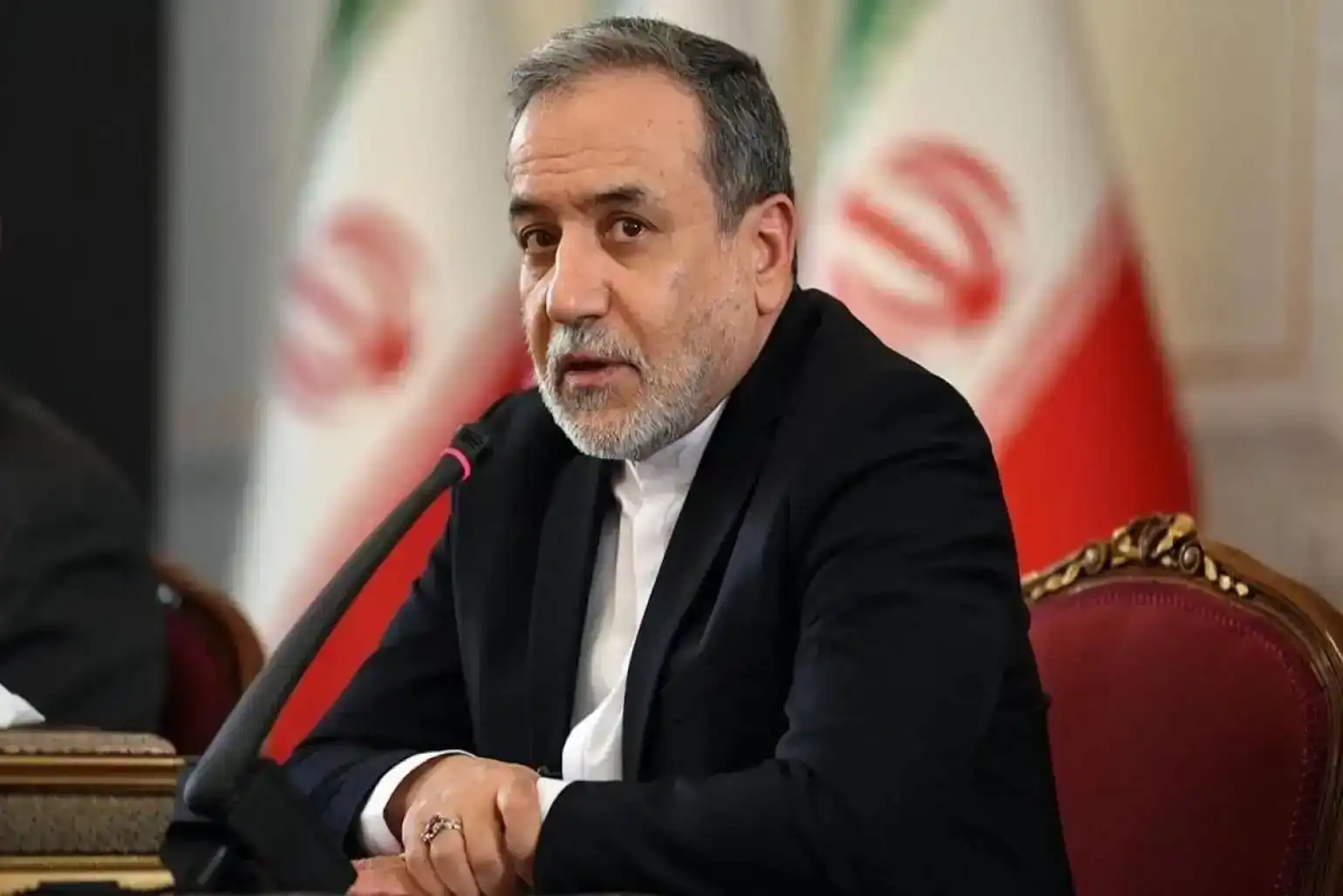 Իրանի մէջ խաղաղ ցուցարարներուն միացած են զինուած անձինք, որոնց նպատակն էր աւելցնել զnհերու թիւը, քանի որ Թրամփն ըսած էր, որ այդ պարագային կը միջամտէ. Արաքչի