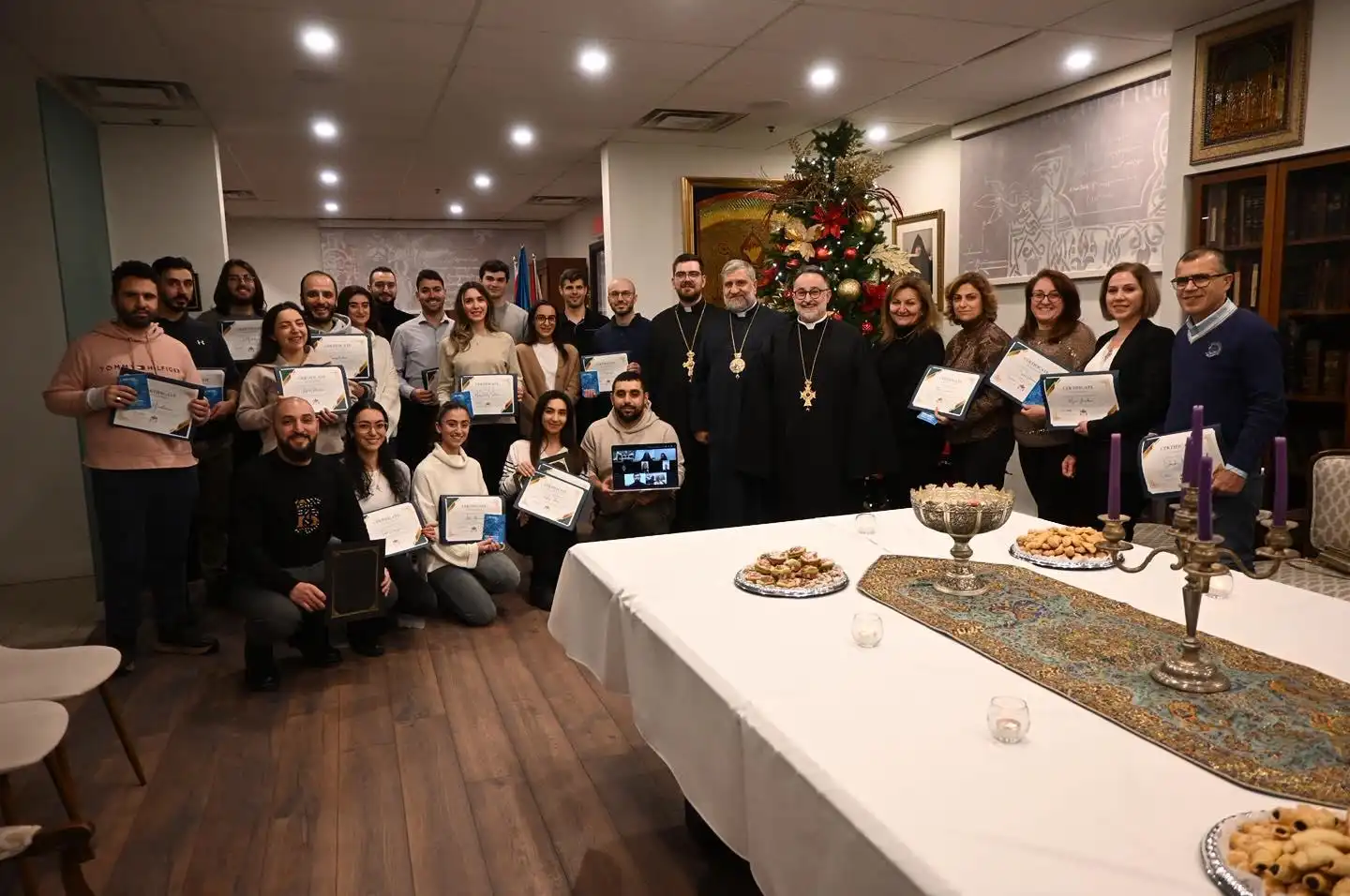 Հայ Եկեղեցւոյ Աաստուածաբանութեան դասընթացքի շրջանաւարտներու հաւաք եւ վկայագրերու բաշխում