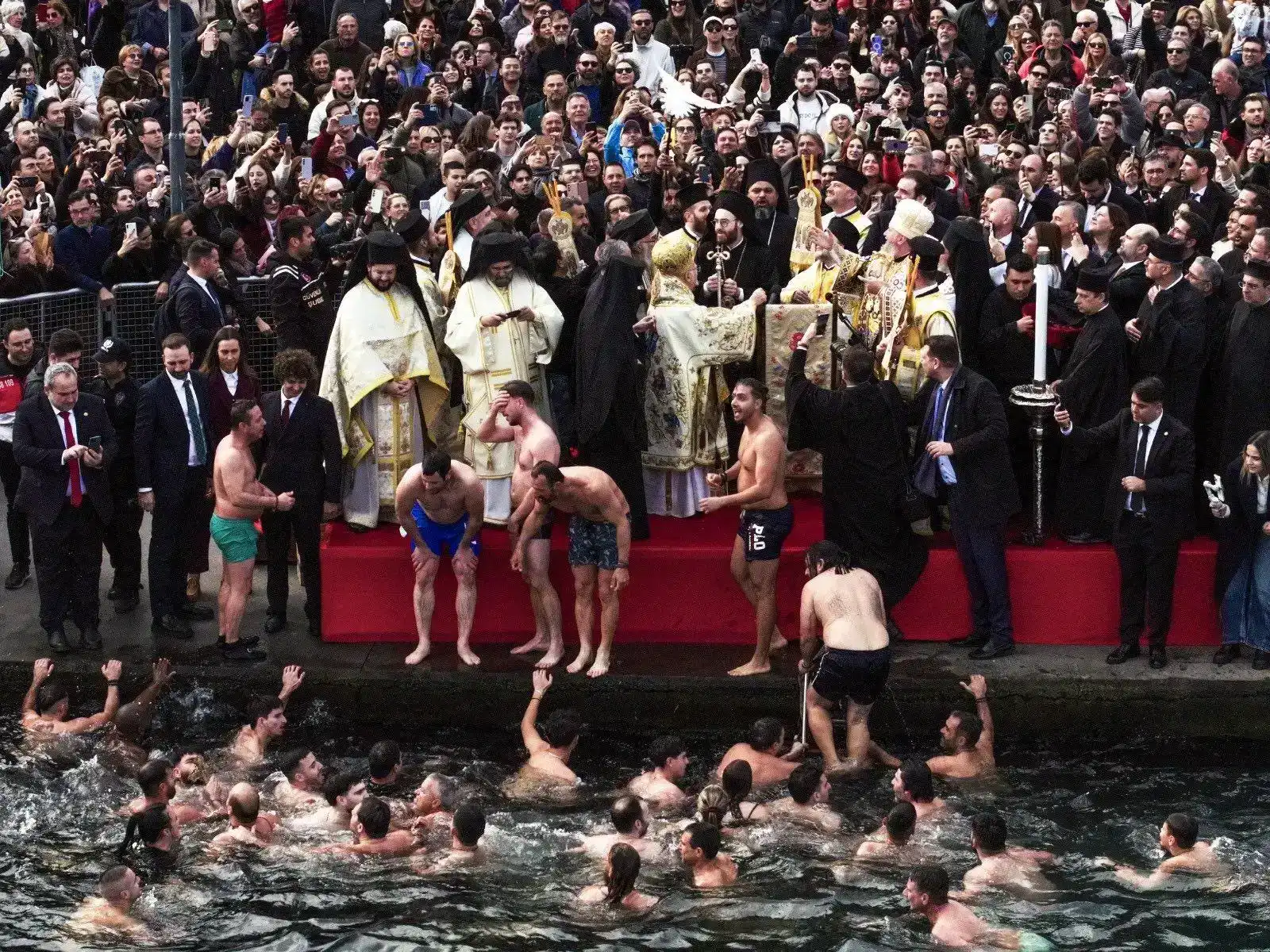 Խաչը ջրից հանելու արարողությունը Ստամբուլում․ տեսանյութ