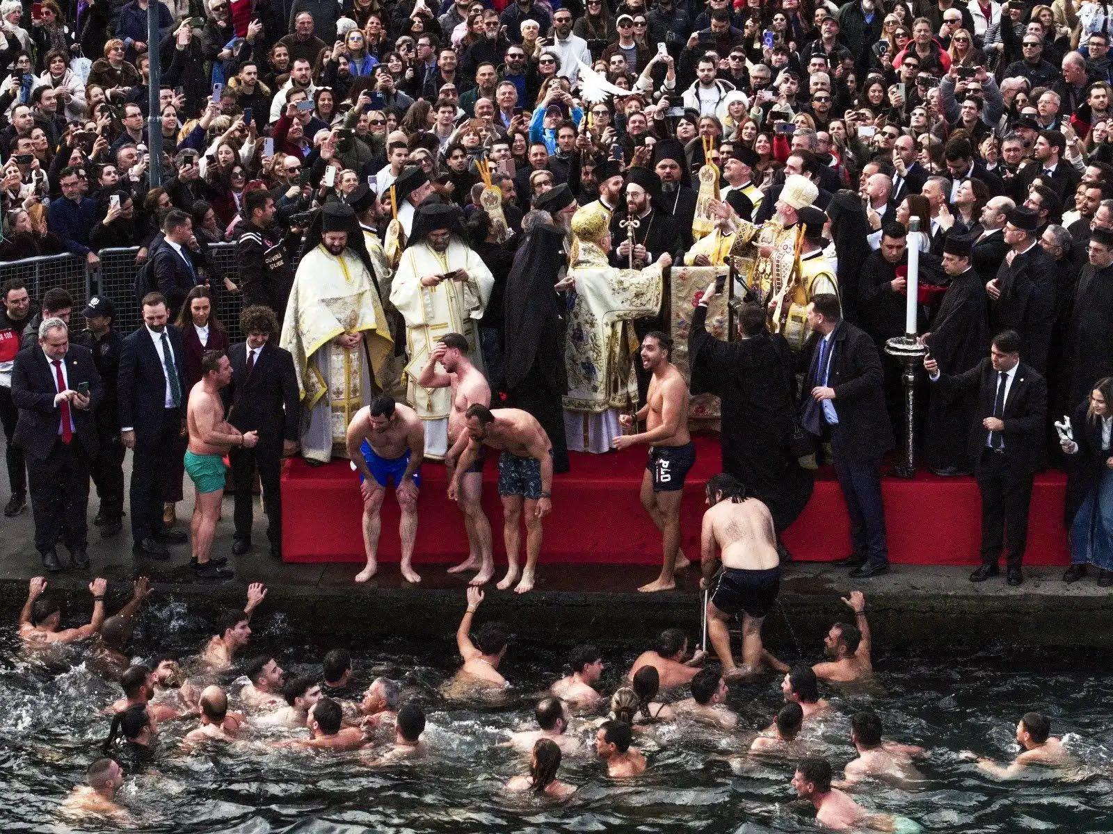 Խաչը ջրից հանելու արարողությունը Ստամբուլում․ տեսանյութ