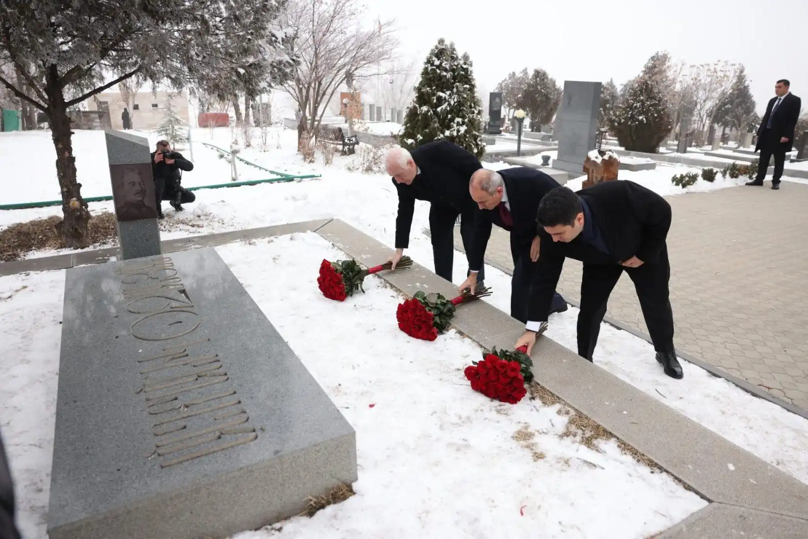 Փաշինեան քաղաքական ընտրանիին հետ այցելեց Եռաբլուր