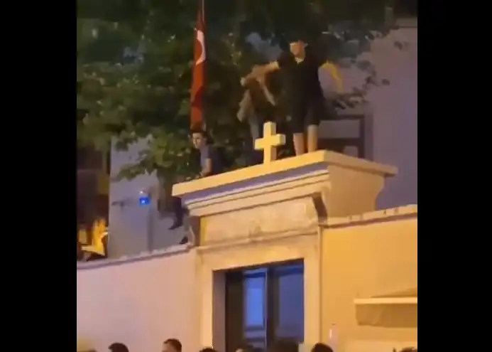 Զազրելի արարք Պոլսոյ Սուրբ Թագաւոր եկեղեցւոյ դէմ  