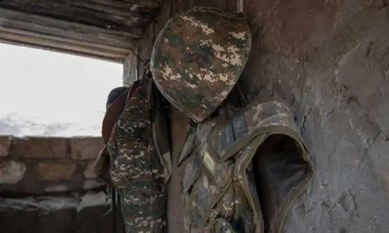 Մահացած զինուորը ինք իր վրայ կրակած է