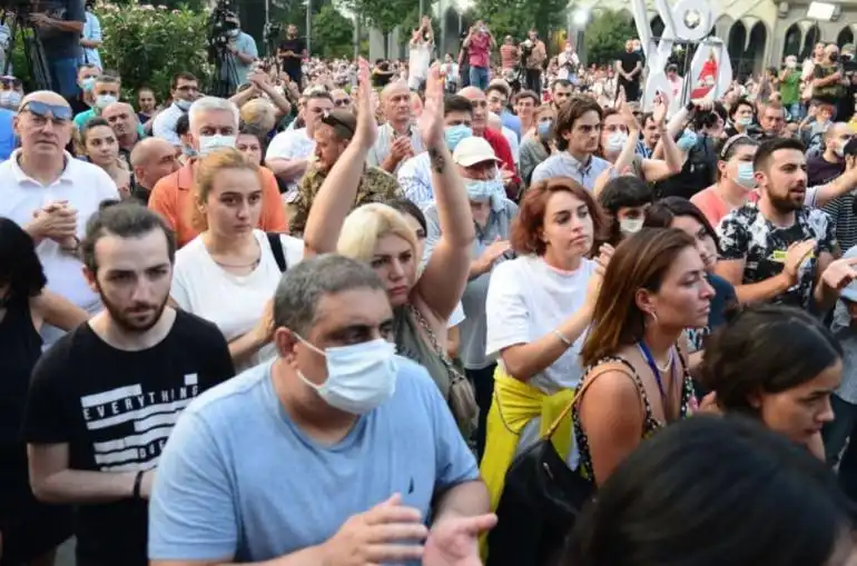 Վրացի լրագրողները ընդդէմ վարչապետին 