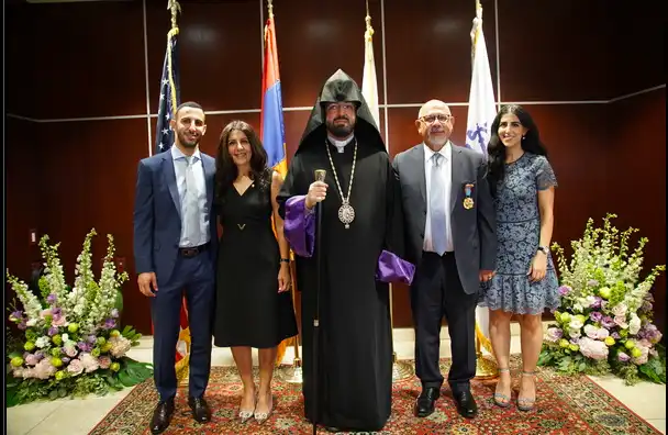  Ամերիկահայ բարերարը   ի պատուի. Տէր եւ Տիկին Կարօ Էշկիեաններուն  «Կիլիկեան Իշխան» շքանշան  շնորհուեցաւ  