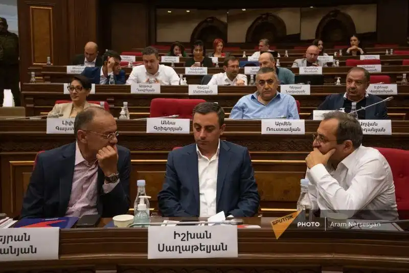 Ընդդիմադիր պատգամաւորները «մանտաթ»է պիտի զրկուի՞ն 