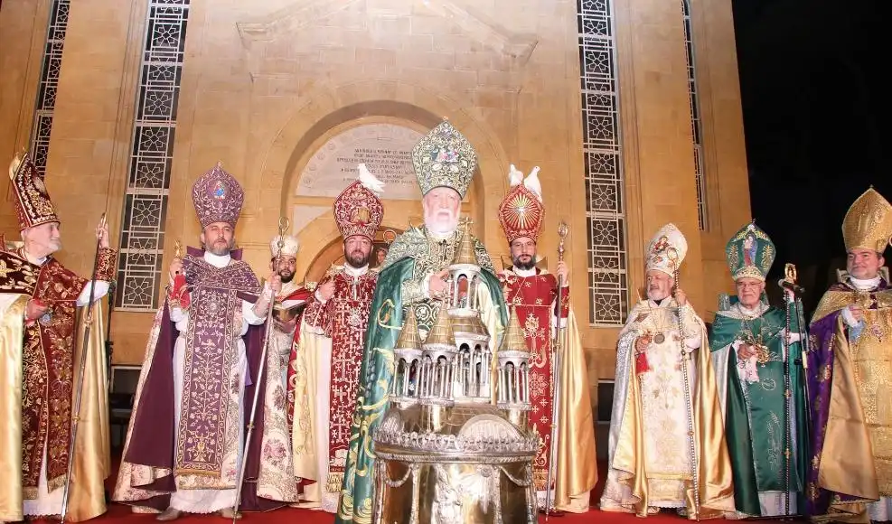 Իրաւամբ  Սրբալոյս Միւռոն. 