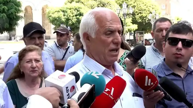 Կը պահանջենք որ կառավարութիւնը Արցախիցներու համար համայնք կառուցէ․ Արցախցիները կառավարութեան շէնքի դիմաց էին