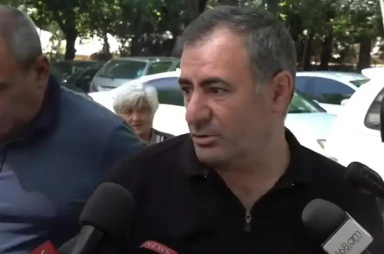 Զոհուած զինուորներու հարազատներու բողոքի գործողութիւն՝ Դատախազութեան շէնքին առջեւ
