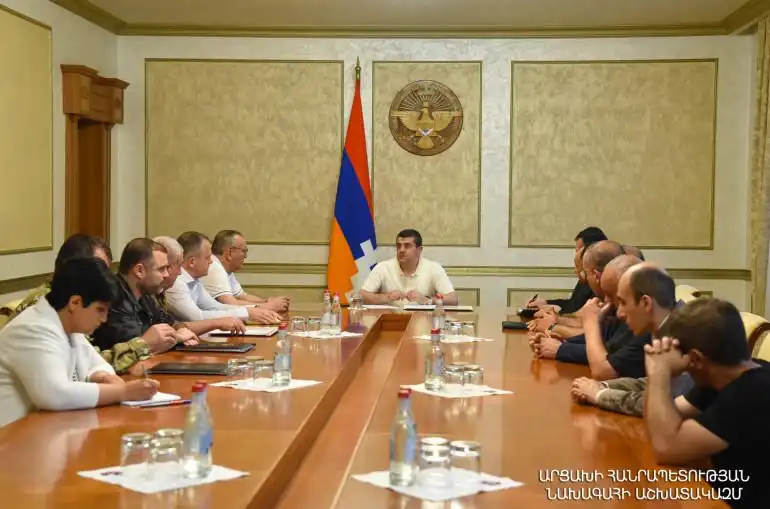 Ստեփանակերտի մէջ. Նախագահ Արայիկ Յարութիւնեանի գլխաւորութեամբ խորհրդակցութիւն