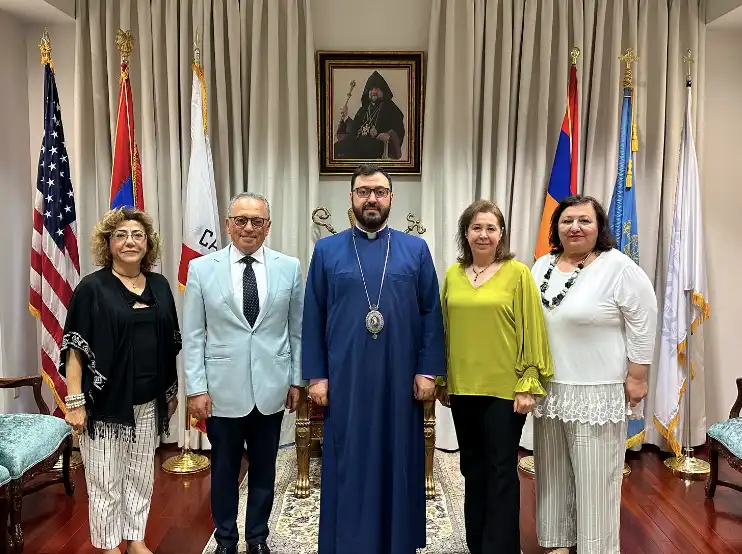  Արեւմտեան ԱՄՆ.  Համազգայինի Շրջանային Վարչութեան  պատուիրակութիւնը  այցելած է Թեմակալ Առաջնորդին 