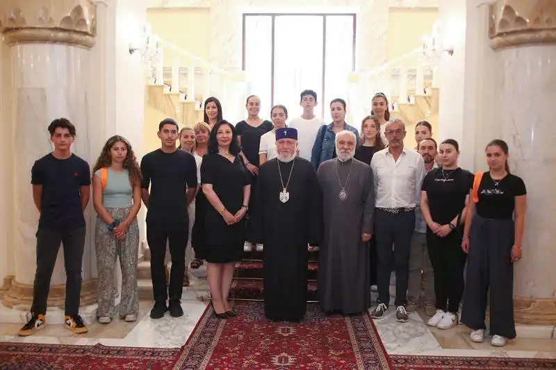  Ամենայն Հայոց Կաթողիկոսն ընդունեց «Ֆրանսիայի հայ երիտասարդություն» ընկերակցության անդամներին