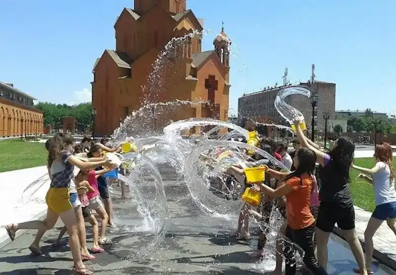 Հայ եկեղեցին այսօր կը նշէ Վարդավառի տօնը 