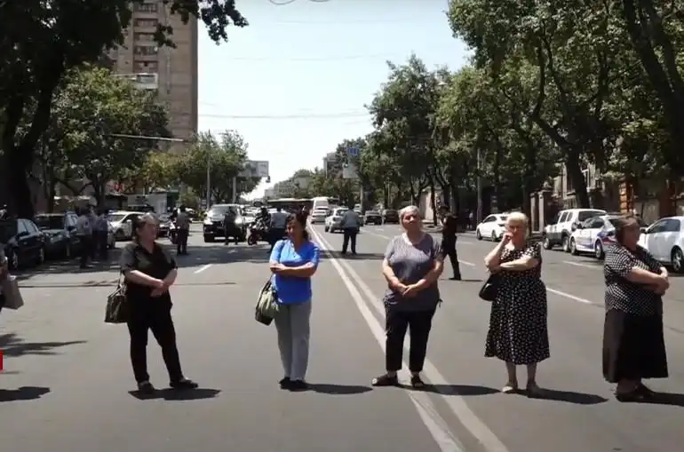 Անհետ կորսուած զինծառայողներու ծնողները փակած են Բաղրամեան պողոտան