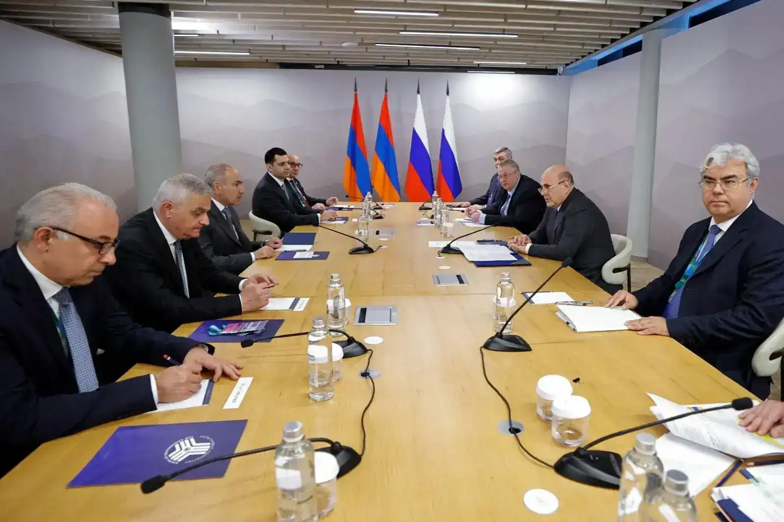 Փաշինեան Միշուսթին քննարկում՝ Ալթայի մէջ