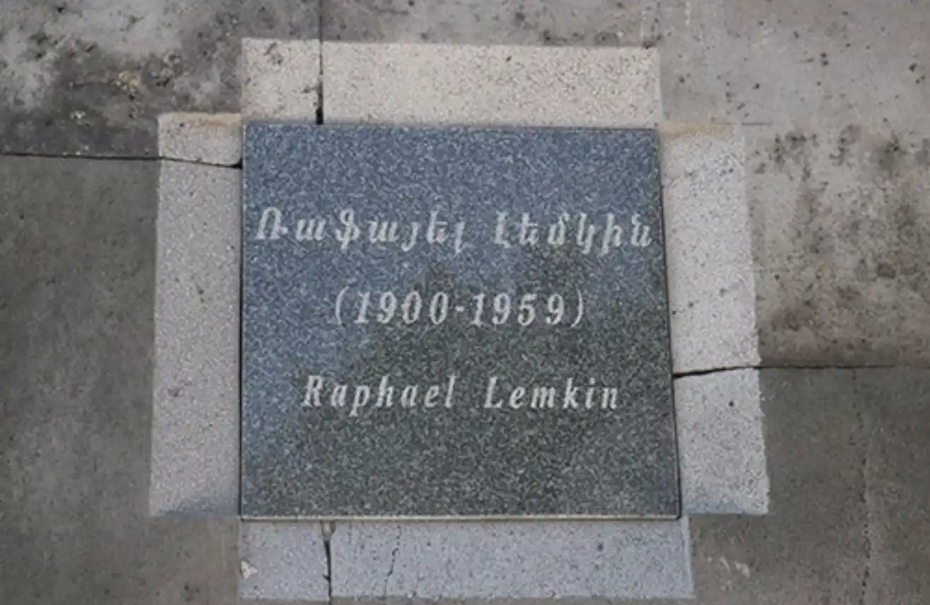 «Բուռ մը հող…» Հայոց ցեղասպանութեան յուշահամալիրի յուշապատին ամփոփուած է Ռաֆայէլ Լեմքինի գերեզմանէն բերուած հողը