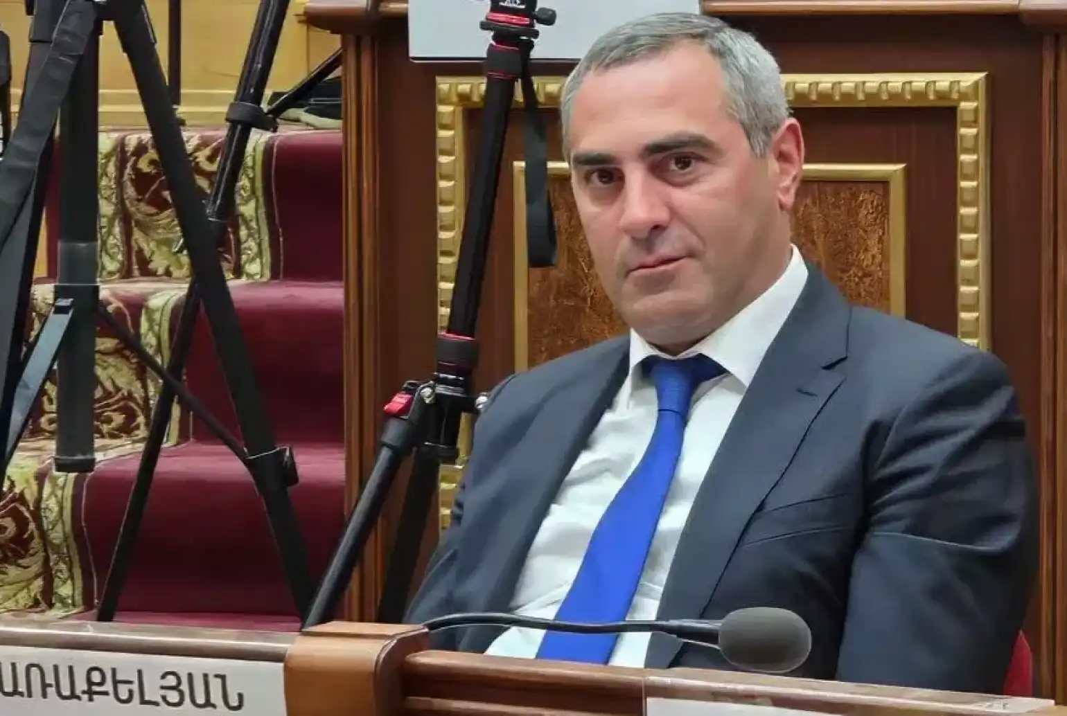 Գիւմրիի քաղաքապետի պարտականութիւնները կատարող Աւետիս Առաքելեանը հրաժարած է պատգամաւորական մանտաթէն