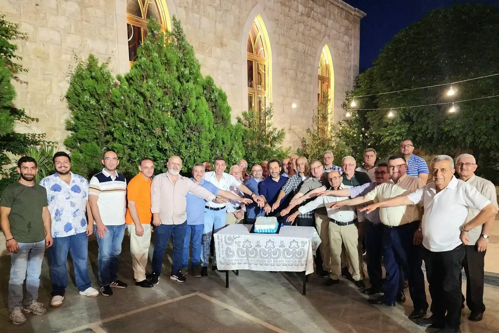 Հայրութեան օրհնութիւնը՝ Բեթէլ եկեղեցւոյ շրջափակին մէջ