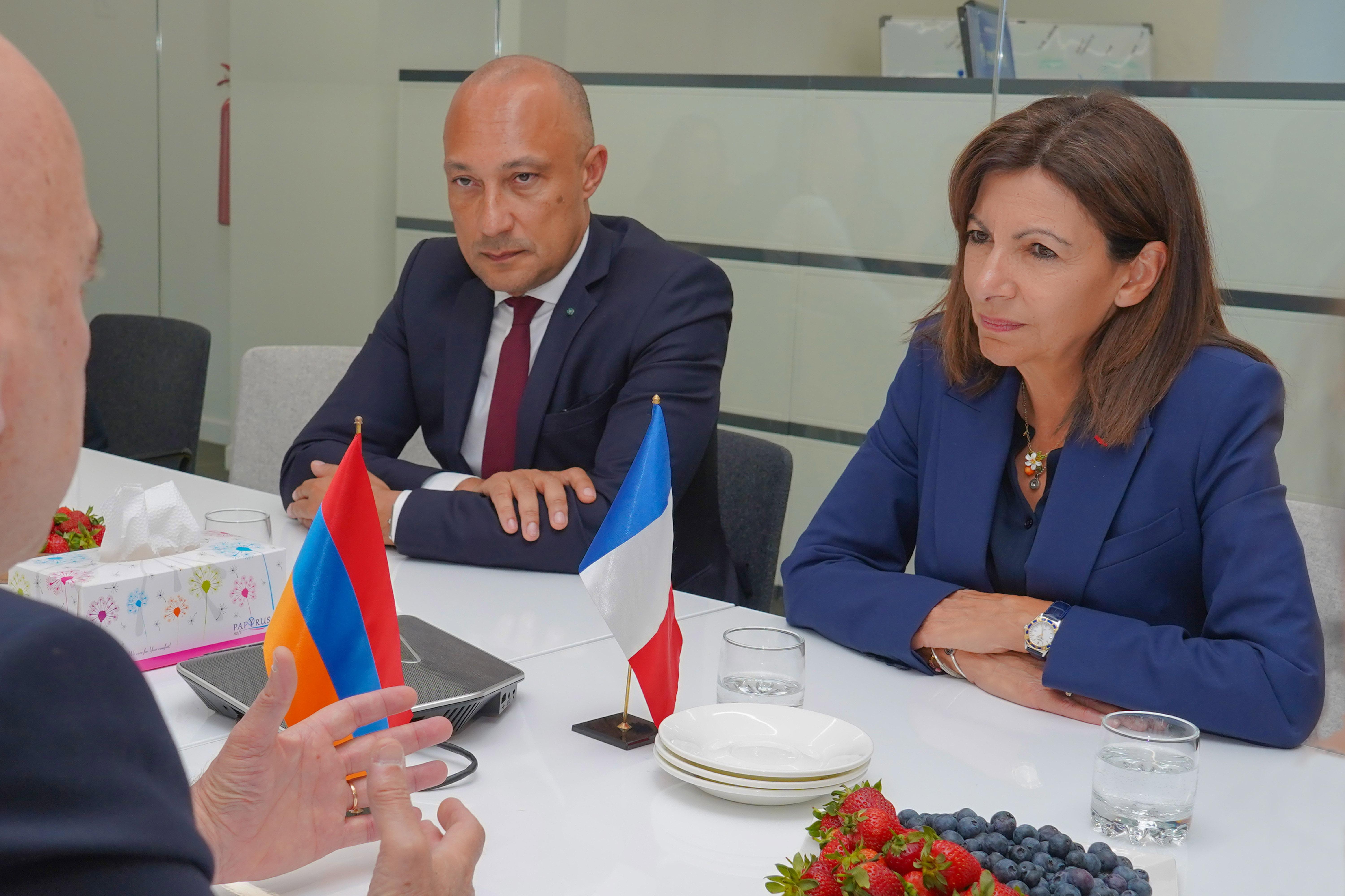 Փարիզի  քաղաքապետն այցելեց  ՀԲԸՄ Հայաստանի գրասենյակ 