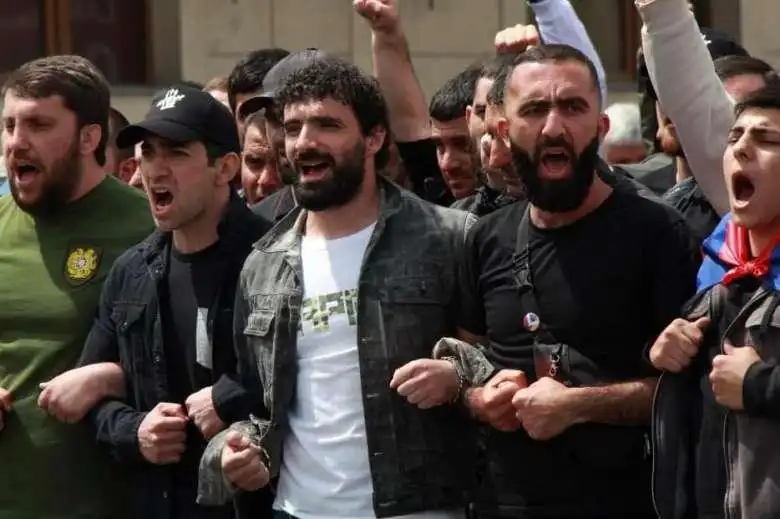 Ֆրանսայի հրապարակի  մերձակայքէն բերման  ենթարկած եւ  վնասներ հասցուցած են Լեւոն Քոչարեանի ընկերոջ