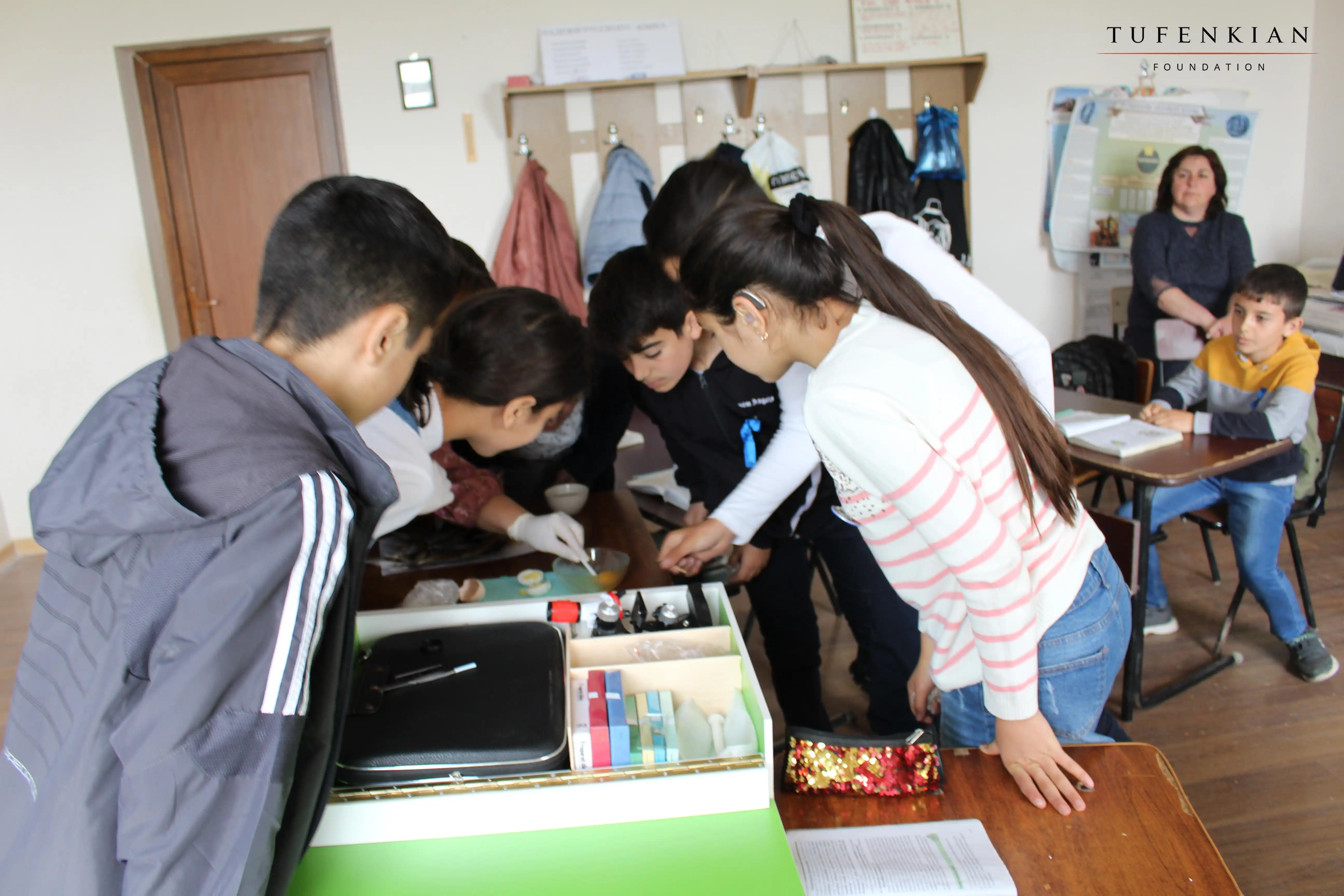 Թուֆէնկեանի նոր նախաձեռնութիւնը. Շարժական  տարրալուծարաններ  Արցախի բոլոր դպրոցներուն (Լուսանկար)