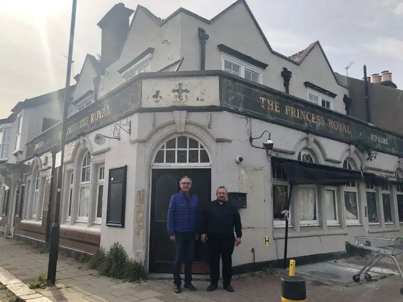 Երբ անգլիական բապը կը վերածուի հայկական Առաջնորդարանի