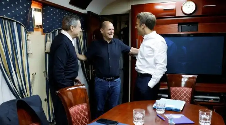 Շոլց, Մաքրոն եւ Տրակի կը ժամանեն Քիեւ