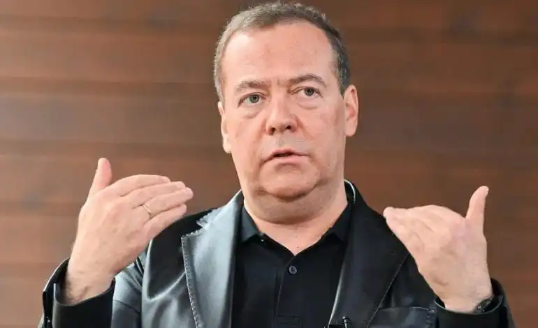 Մետվետեւ կ՚ատէ սրիկաները. Իսկ որո՞նք են այդ սրիկաները 