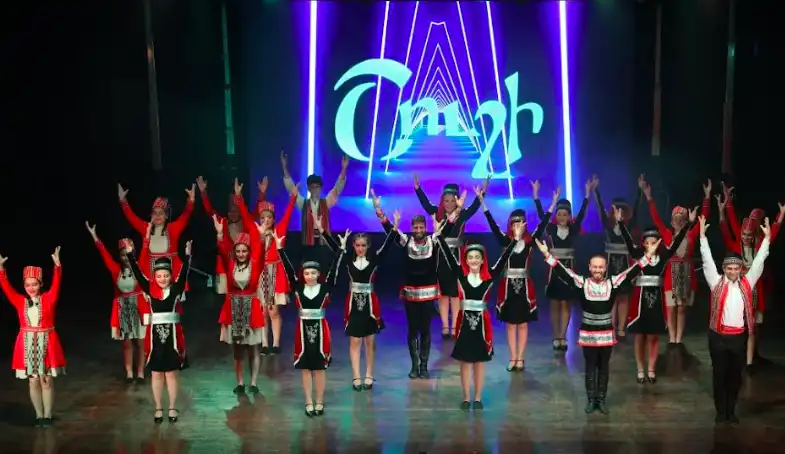 «Յոյսի թեւերուն վրայ».Մեսրոպեան վարժարանի «Շուշի» պարախումբը դարձեալ փայլատակեց 