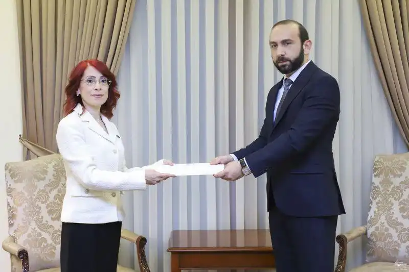 Դոկտ. Նորա Արիսեան իր հաւատարմագրերը յանձնեց նախարար Արարատ Միրզոյեանին 