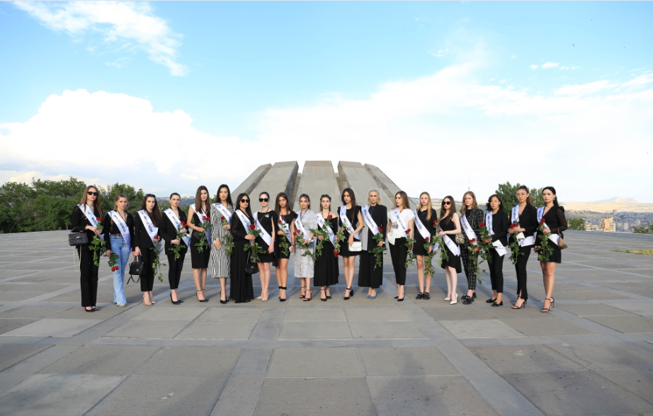 Լուսանկար. «Միսս ԱՊՀ» մրցույթի մասնակիցները հարգանքի տուրք են մատուցել Հայոց ցեղասպանության զոհերի հիշատակին