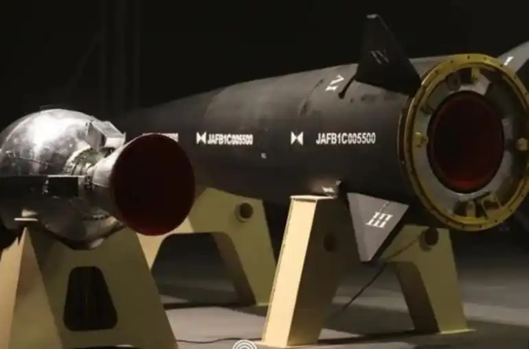 Իրան ցուցադրած է իր տեսակի մէջ առաջին իրանեան արտադրութեան գերձայնային պալիսթեան հրթիռը