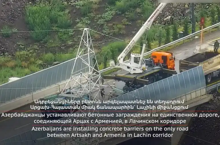 Ատրպէյճան պեթոնէ պատնէշներով փակած է Լաչինի միջանցքը (Տեսանիւթ)